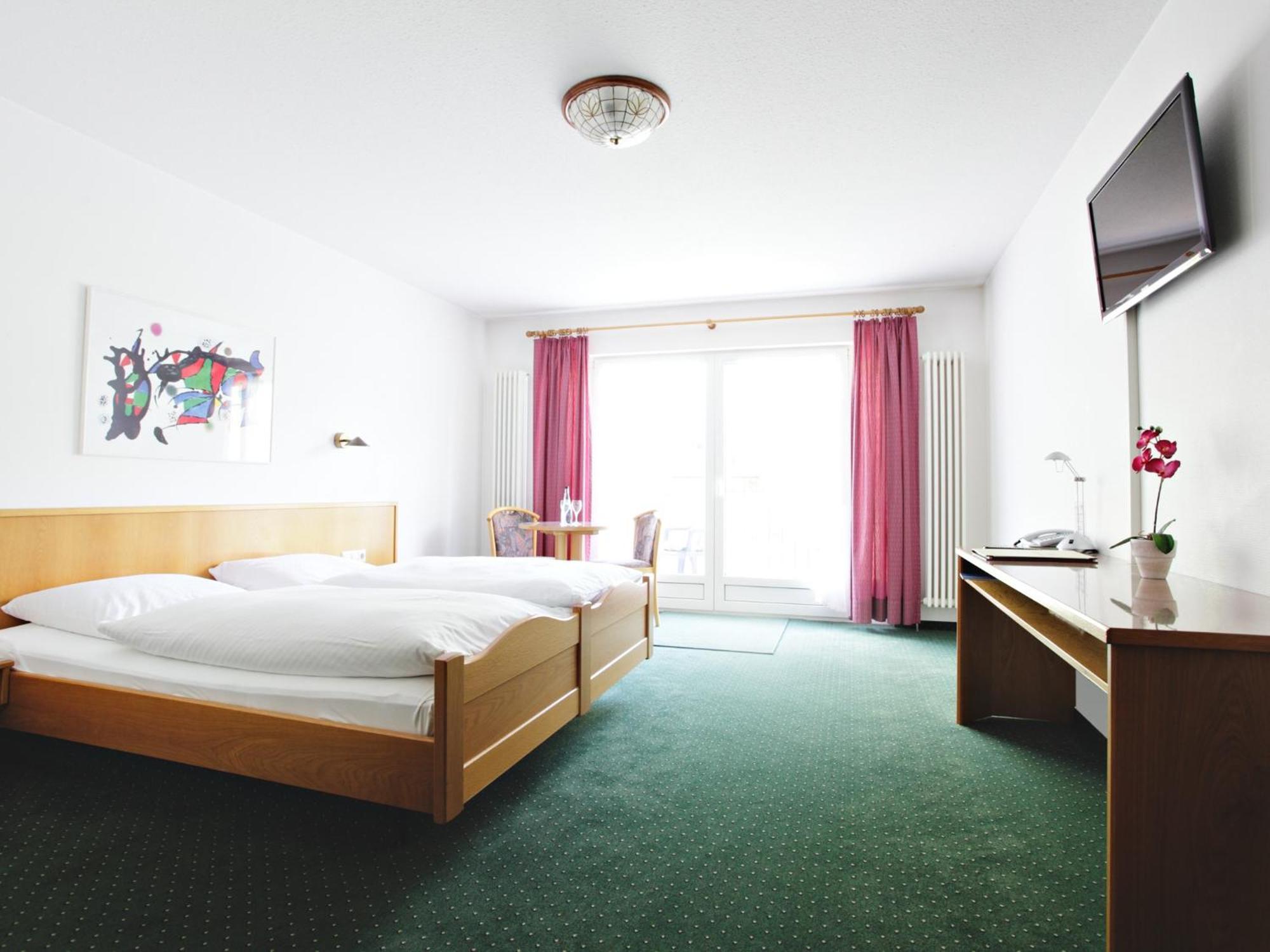 Hotel-Gasthof Neumuehle Kreenheinstetten Номер фото